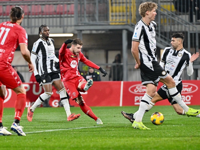 Georgios Kyriakopoulos (v červenom) dáva úvodný gól Monzy