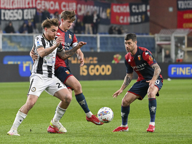 Morten Frendrup a Iker Bravo v súboji Janova s Udinese