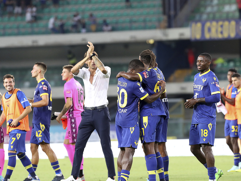 Tréner Gabriele Cioffi a víťazné oslavy futbalistov Hellas Verona