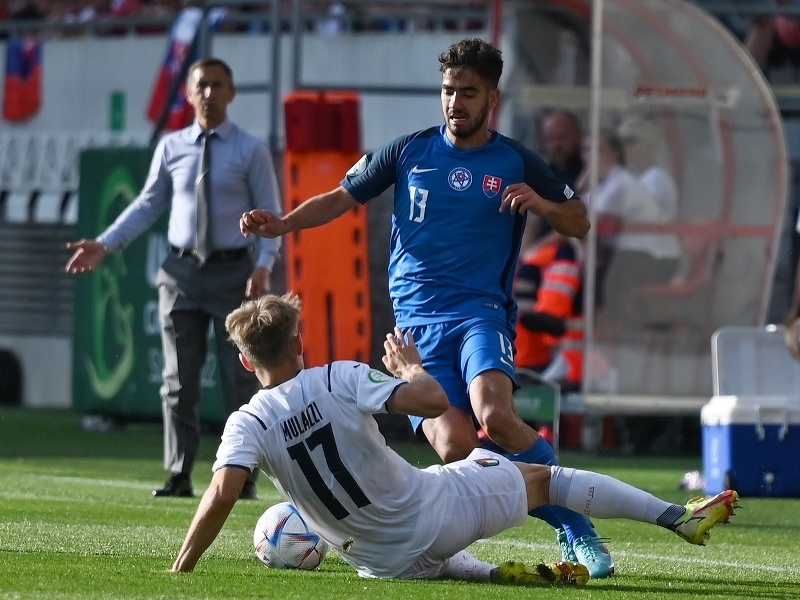 Hráč Slovenska Marek Ujlaky (v modrom) sa snaží prejsť cez hráčov Talianska počas ME do 19 rokov