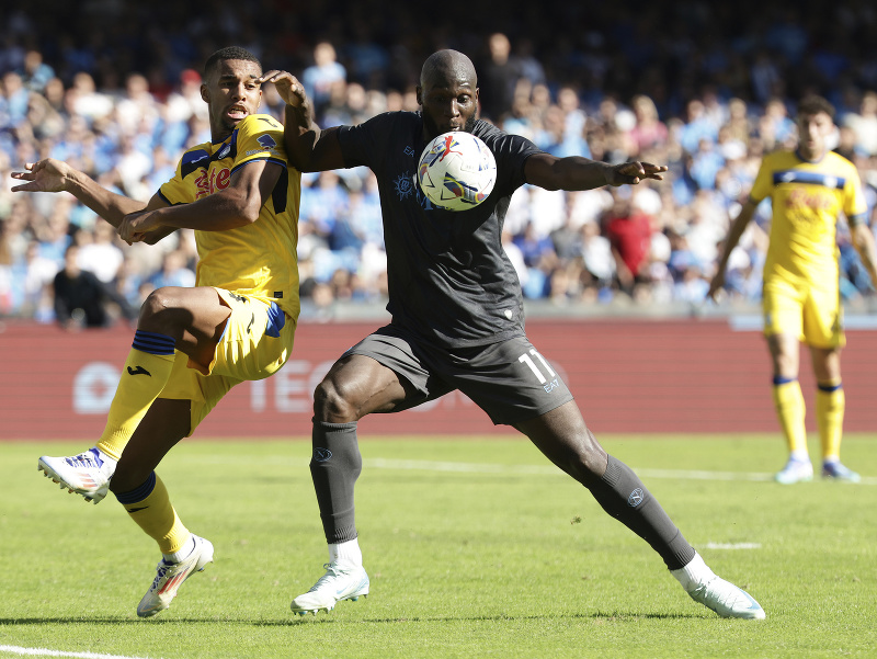 Isak Hien a Romelu Lukaku v súboji o loptu
