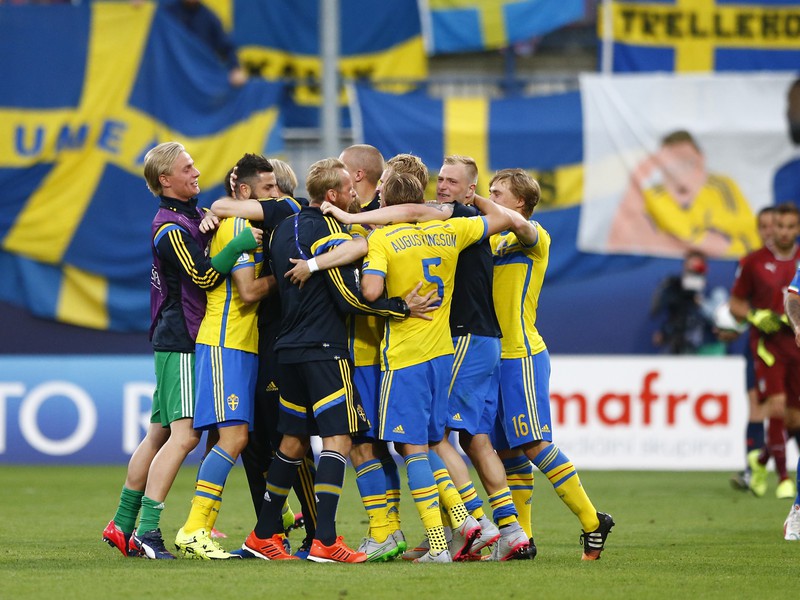 Pozápasové oslavy švédskych mladíkov po nečakanom triumfe nad Talianskom