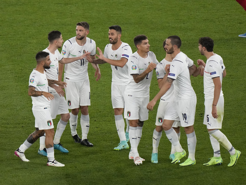 Hráči Talianska oslavujú gól