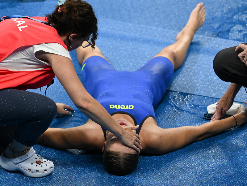 Slovenská plavkyňa Tamara Potocká v opatere lekárov po skončení rozplavby v polohových pretekoch žien na 200 m