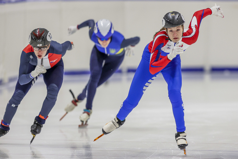 Na snímke vpravo slovenská reprezentantka v šortreku Tamara Tokárová, ktorá získala striebornú medailu na 500 metrov počas zimného Európskeho olympijského festivalu mládeže (EYOF) vo fínskom Vuokatti