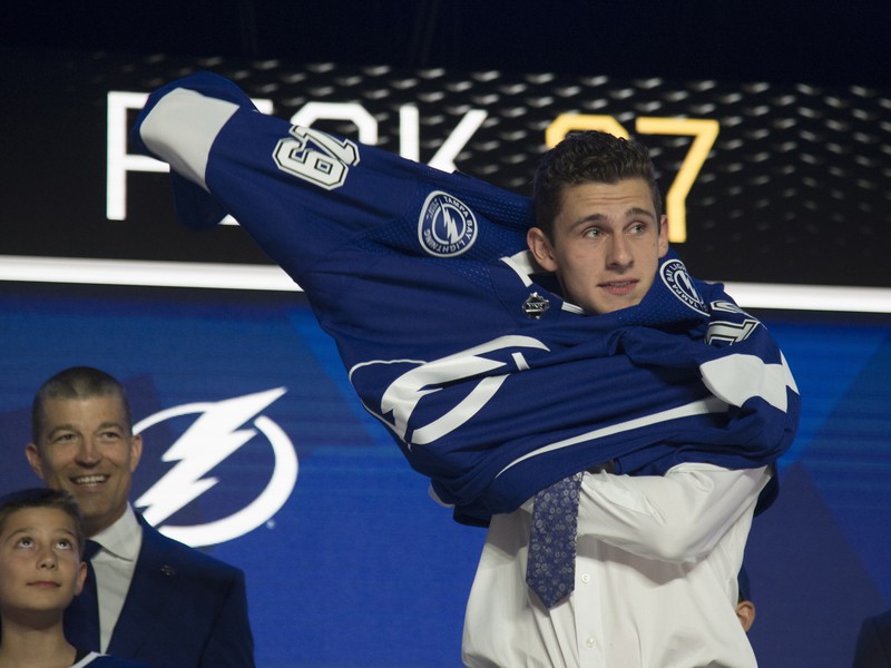 Nolan Foote si oblieka dres Tampy Bay Lightning