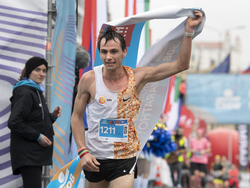 Víťaz v kategórii mužov Taras Ivaniuta (Ukrajina) v cieli podujatia ČSOB Bratislava Marathon