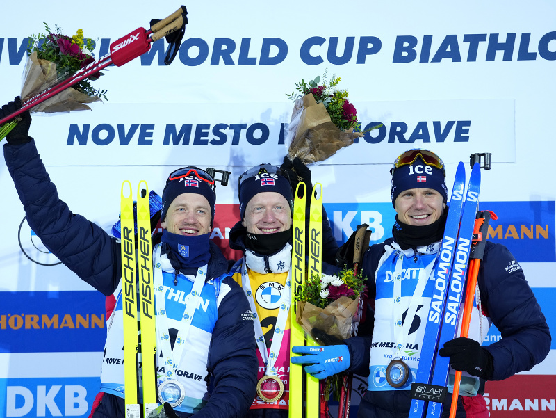 Nór Johannes Thingnes Bö (uprostred) sa teší z výhry v šprinte mužov na 10 km v rámci 7. kola Svetového pohára v biatlone v českom meste Nové Město na Moravě v stredu 2. marca 2023. Druhý skončil jeho brat Tarjei Bö (vľavo) a tretí skonšil ďalší Nór Vetle