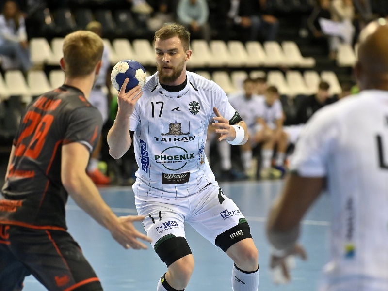 Na snímke uprostred s loptou Jakub Kravčák (Prešov) 