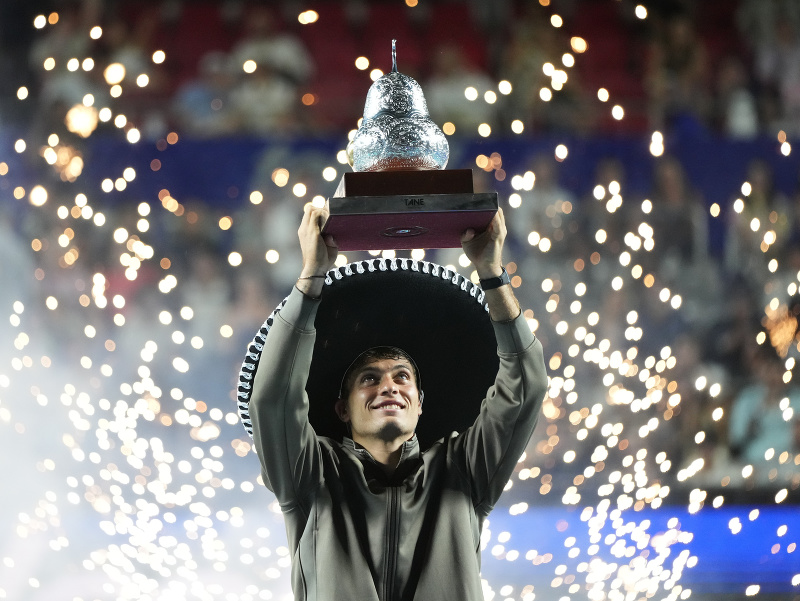 Flavio Cobolli oslavuje triumf