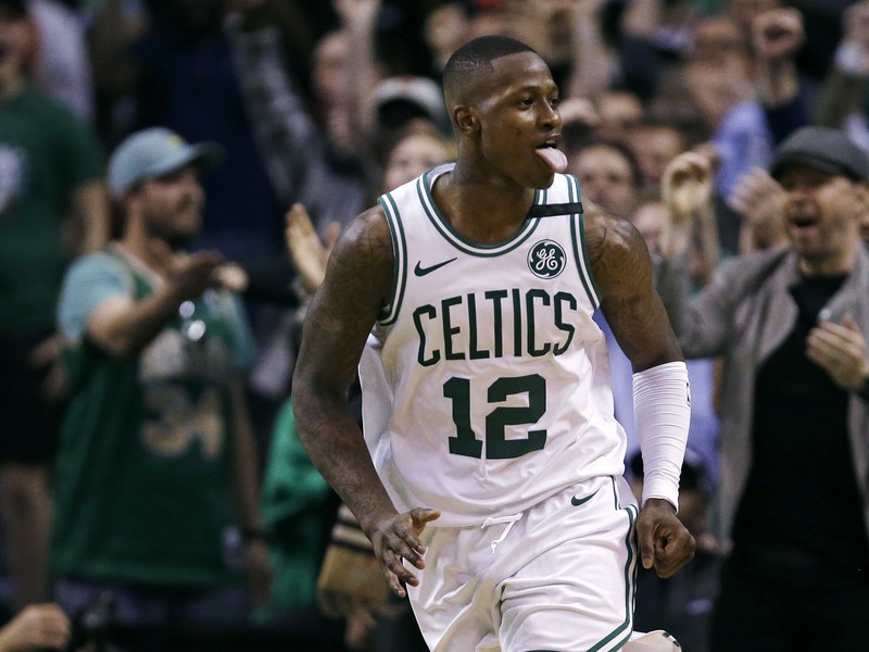 Hráč Bostonu Celtics Terry Rozier oslavuje kôš