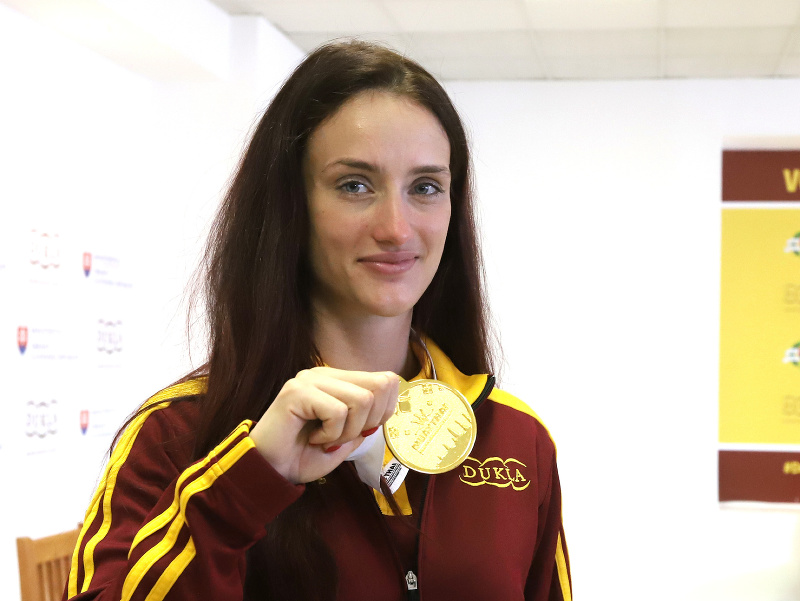 Na snímke majsterka sveta v thajskom boxe Monika Chochlíková pózuje s medailou 