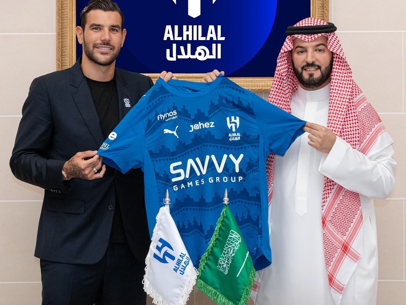 Francúzsky futbalista Theo Hernandez sa stal oficiálne novou posilou saudskoarabského klubu Al-Hilal.