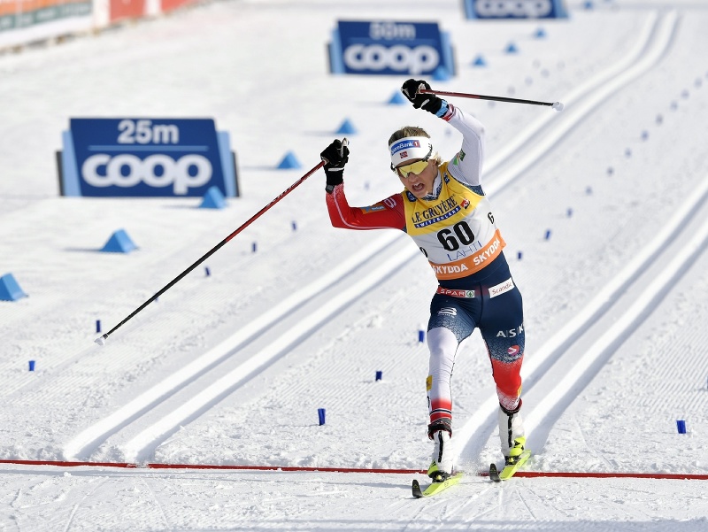 Nórska bežkyňa na lyžiach Therese Johaugová zvíťazila v nedeľných pretekoch Svetového pohára na 10 km klasickou technikou