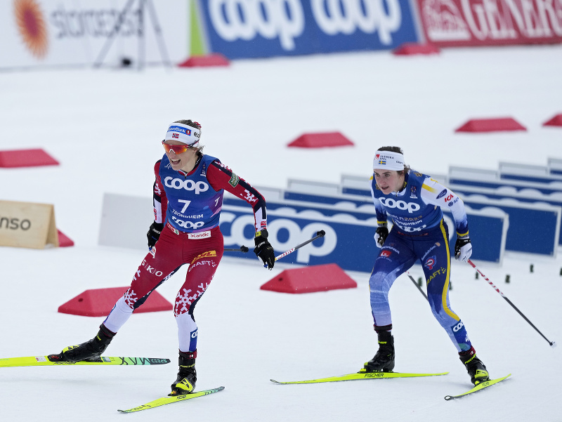 Therese Johaugová z Nórska (vľavo) a Ebba Anderssonová zo Švédska súťažia v ženskom bežeckom lyžiarskom skiatlone.







