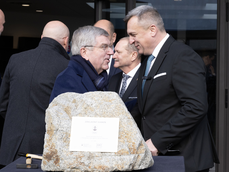 Na snímke zľava prezident Slovenského olympijského výboru Anton Siekel, predseda predstavenstva spoločnosti reprezentujúcej novú multifunkčnú halu Jaroslav Holeša, člen predstavenstva Miroslav Krištovovič, prezident Medzinárodného olympijského výboru Thom