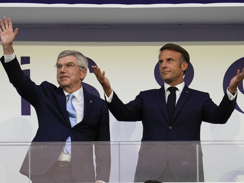 Šéf MOV Thomas Bach a francúzsky prezident Emmanuel Macron