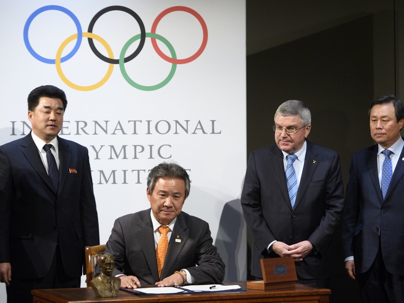 Zľava prezident Severokórejského olympijského výboru a minister športu Kim Il Guk, prezident Juhokórejského národného olympijského výboru Lee Kee-heung, prezident Medzinárodného olympijského výboru (MOV) Thomas Bach a juhokórejský minister športu Do Jong-