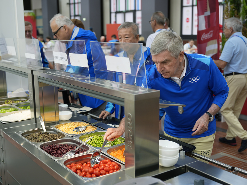 Prezident MOV Thomas Bach počas návštevy olympijskej jedálne