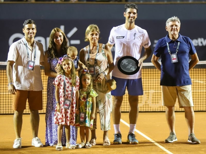 Brazílsky tenista Thomas Bellucci v spoločnosti rodiny a priateľov