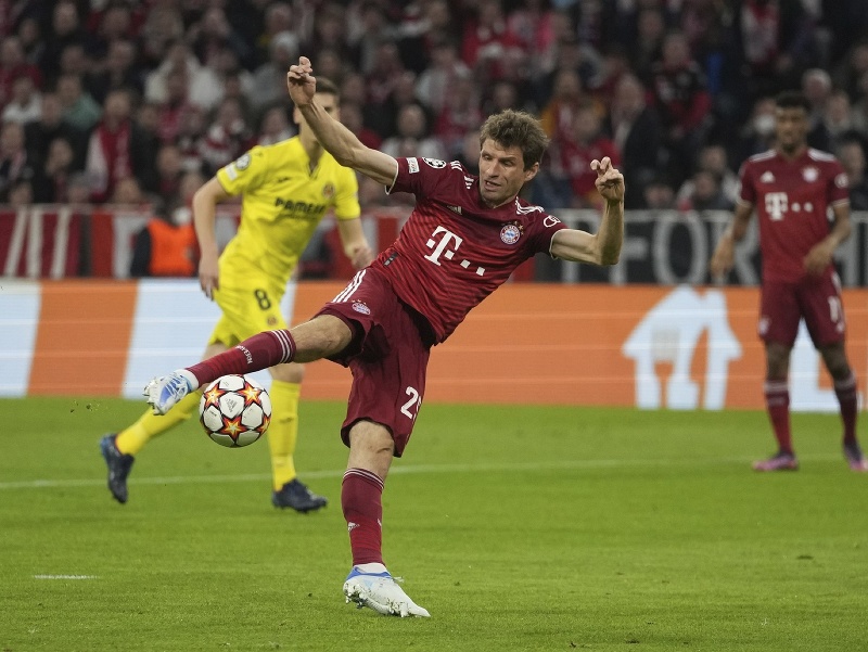 Hráč Bayernu Thomas Müller sa pokúša streliť gól