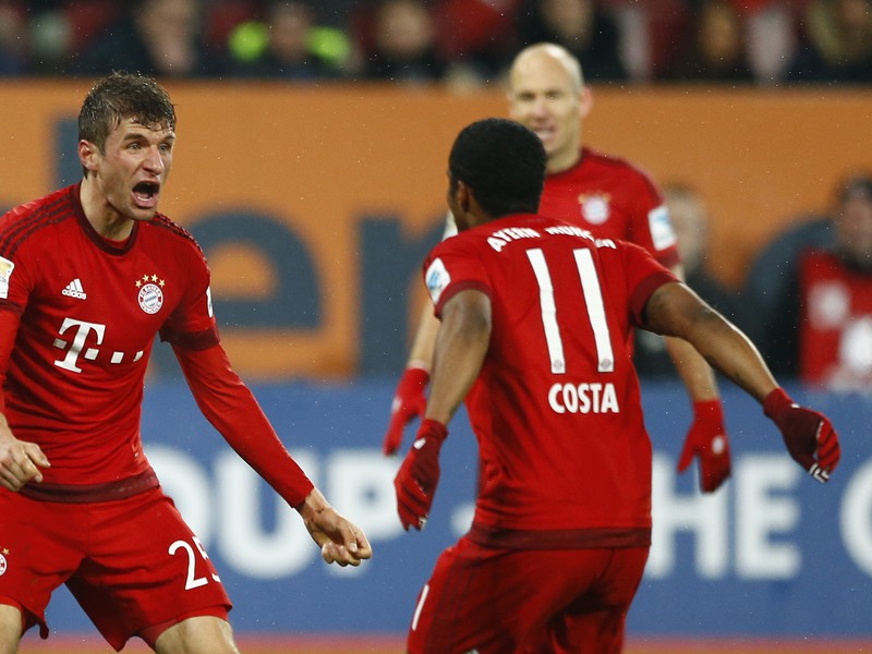 Thomas Müller a Douglas Costa oslavujú gól Bayernu