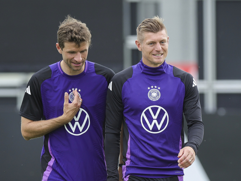 Thomas Müller a Toni Kroos počas tréningu Nemecka