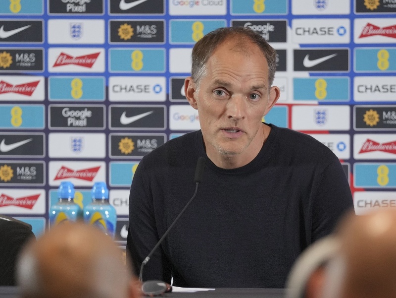 Tréner Thomas Tuchel počas tlačovej konferencie s novinármi