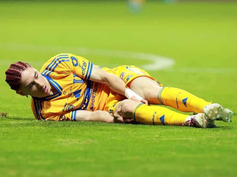 Zranený Marcelo Flores leží na trávniku