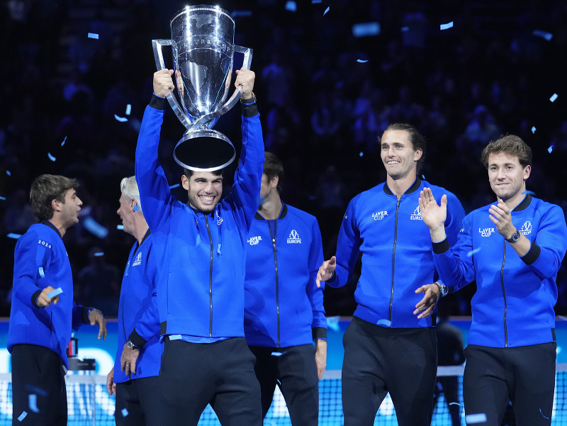 Carlos Alcaraz s trofejou pre víťazov Laver Cupu