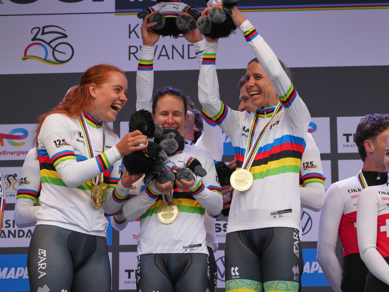 Austrálsky tím oslavuje triumf v tímovej časovke na cyklistických MS