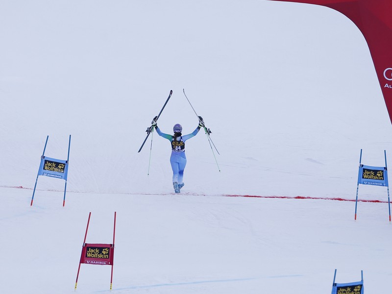 Tina Mazeová sa lúčila s lyžami nad hlavou