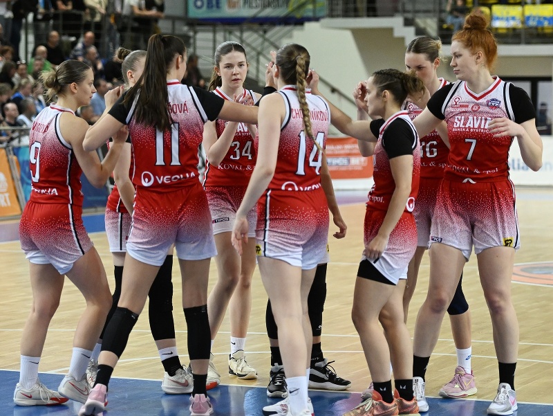 Na snímke hráčky Banskej Bystrice počas prvého zápasu finále basketbalovej Tipos extraligy