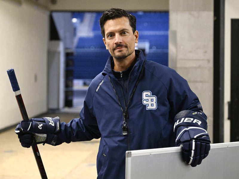Na snímke tréner HC Slovan Brad Tapper počas verejného tréningu HC Slovan Bratislava v rámci prípravy na novú sezónu 