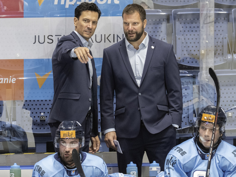 Na snímke hore zľava hlavný tréner Slovana Brad Tapper a jeho asistent Michal Dostál