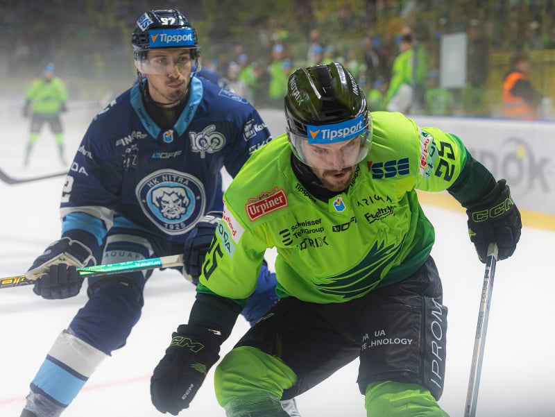Na snímke sprava Filip Vašaš (Žilina) a Miloš Bubela (Nitra) bojujú o puk počas prvého kola Tipsport ligy
