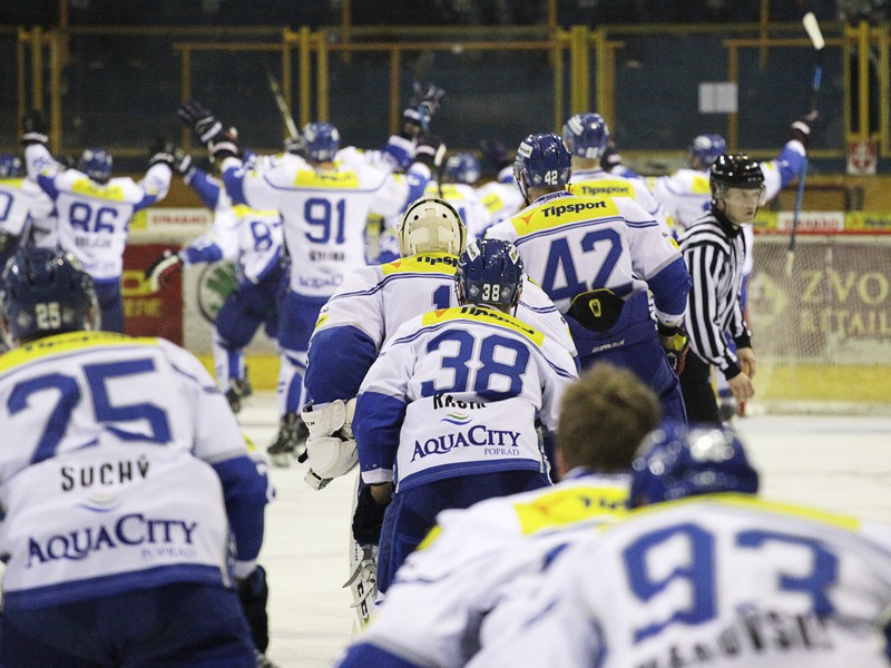 Radosť hráčov Popradu po postupe do semifinále play-off hokejovej extraligy