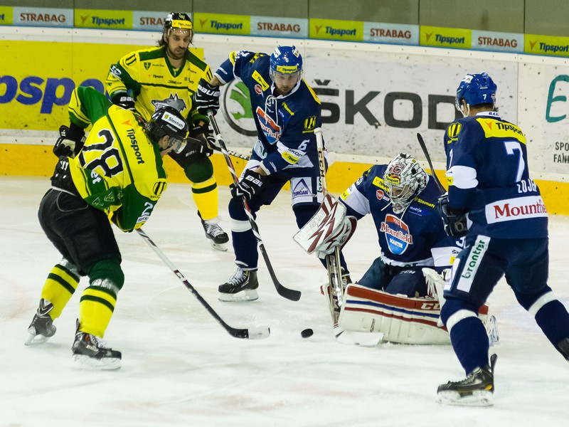 Útočníci Petr Haluza a Petr Kanko z MsHK Žilina, obranca Marek Kolba, brankár Jakub Čech a obranca Martin Lojek z MHC Mountfield Martin
