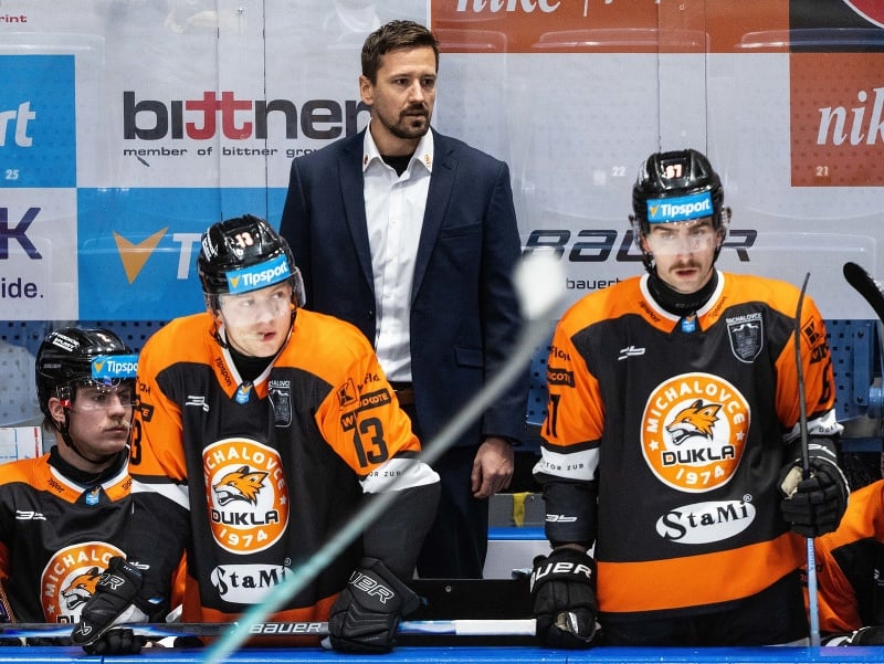 Uprostred tréner HK Dukla Michalovce Erik Čaládi spolu s hráčmi