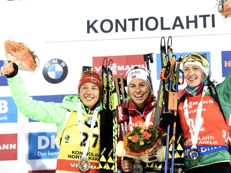 Nórska biatlonistka Tiril Eckhoffová (uprostred) sa teší po výhre v šprinte