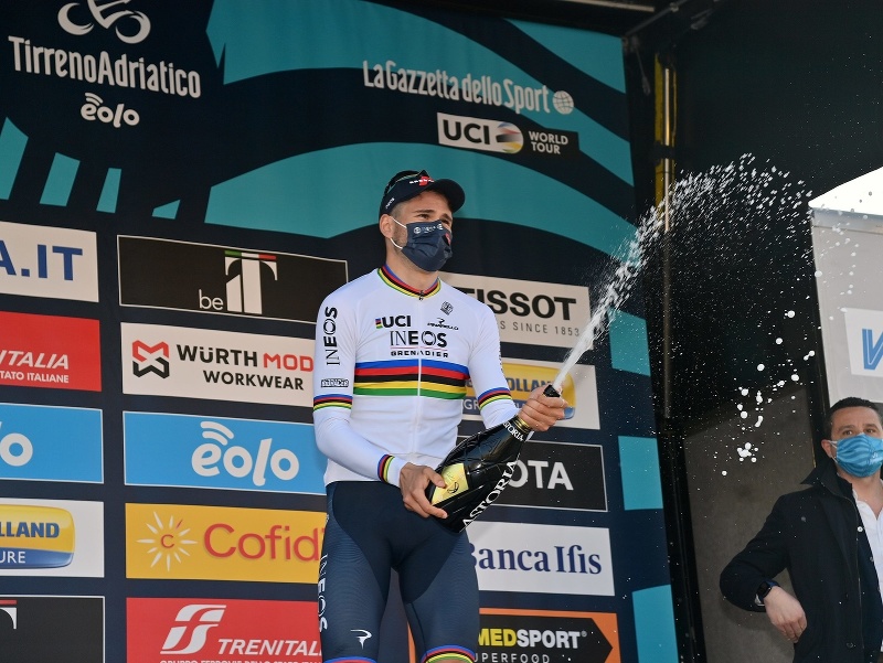 Na snímke taliansky cyklista Filippo Ganna z tímu Ineos Grenadiers oslavuje víťazstvo v prvej etape, časovke na 13,9 km v  pretekoch Tirreno Adriatico  talianskom Lido di Camaiore