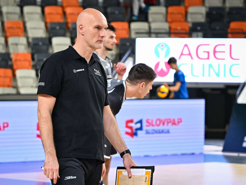 Na snímke vpravo tréner TJ Spartak Myjava Matúš Kalný 