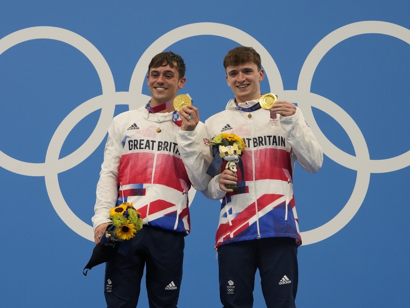 Briti Tom Daley a Matty Lee získali na OH 2020 v Tokiu zlaté medaily v synchronizovaných skokoch z 10 m dosky