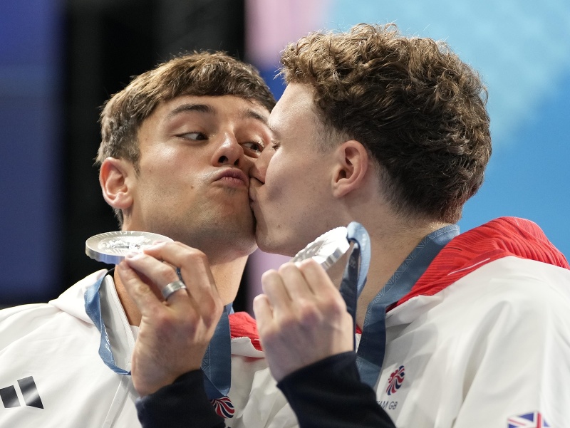 Tom Daley a Noah Williams oslavujú zisk striebra na LOH 2024 v Paríži