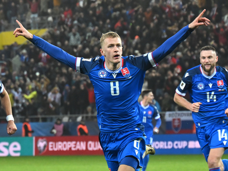 Tomáš Bobček sa teší po góle, počas kvalifikačného futbalového zápasu o postup na MS 2026