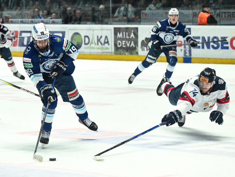 Zľava Tomáš Chrenko (Nitra) a Boris Brincko (Slovan) v súboji o puk