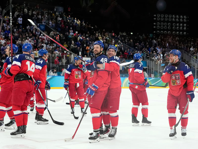 Českí hokejisti sa radujú po víťaznom zápase na ZOH 2026, v popredí Tomáš Hertl a Ondřej Palát