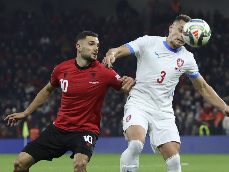Nedim Bajrami (vľavo) a Tomáš Holeš bojujú o loptu