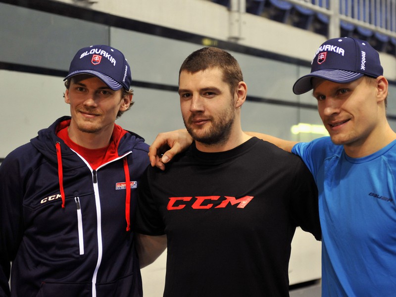Zľava: Hokejisti Tomáš Kopecký, Andrej Meszároš a Richard Pánik