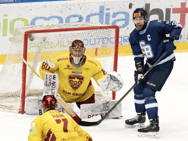 Na snímke vpravo Tomáš Marcinko (Slovan) a brankár Julian Junca (Trenčín) počas zápasu 51. kola Tipsport ligy HC Slovan Bratislava - HK Dukla Trenčín 
